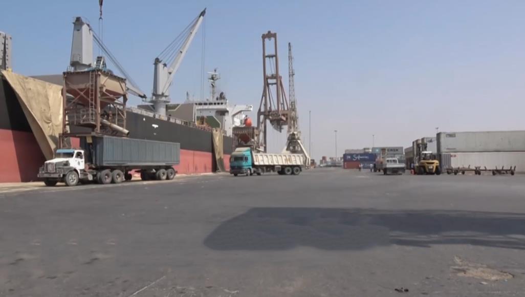 مليشيا الحوثي تعلن استعدادها تسليم إيرادات ميناء الحديدة