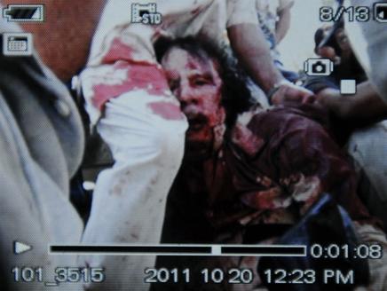 أول صورة للقذافي مجروحاً كما نشرتها وكالة ا.ف.ب