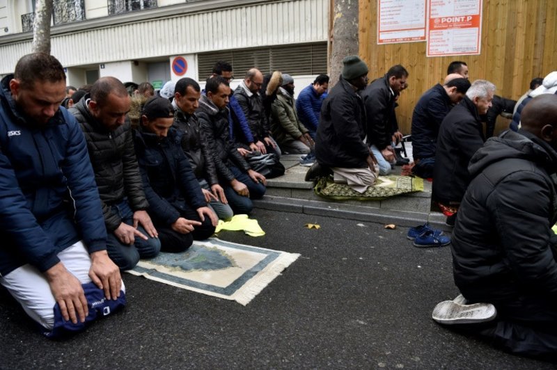 وزير داخلية فرنسا: سنمنع المسلمين من الصلاة بضاحية باريس