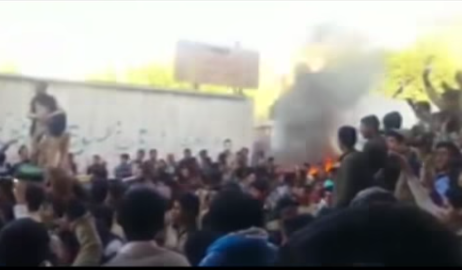 مظاهرات وفوضى عارمة واحراق اطارات في صنعاء وهتافات ارحل ضد وزير حوثي في الحكومة (فيديو)
