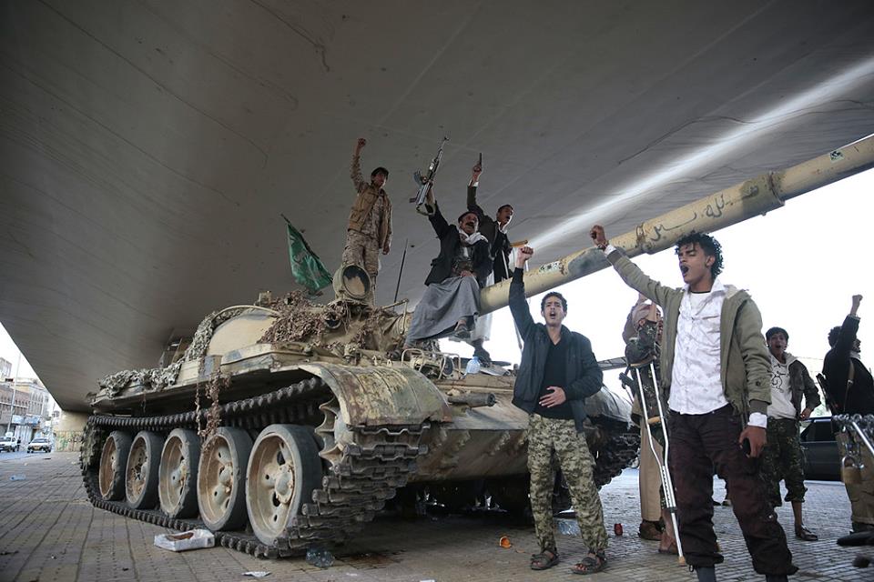 الحوثيون يسحبون عتاد عسكري باتجاه صنعاء تخوفاً من تقدم الجيش الوطني