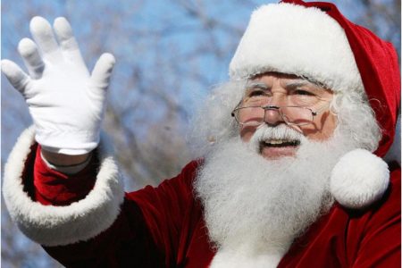 بابا نويل يظهر ممتطياً جملاً في القدس القديمة