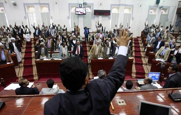 دعوات برلمانية لسحب الثقة من حكومة باسندوة وتعيين ياسين نعمان رئيساً لحكومة جديدة