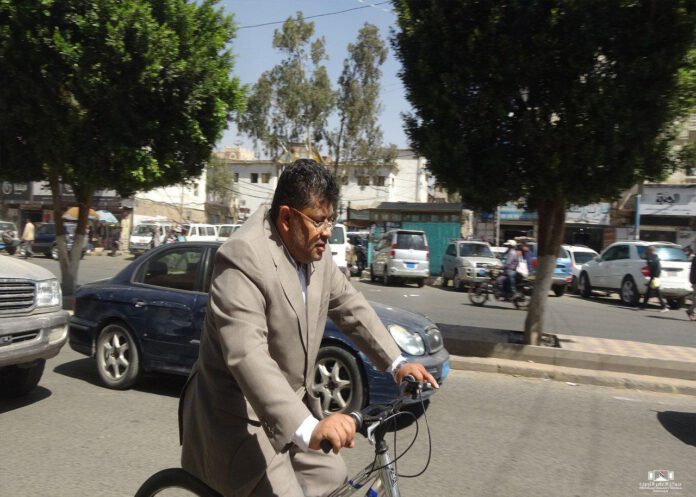 بالصور.. محمد علي الحوثي يذهب للقاء السفراء الأوروبيين على متن دراجة هوائية