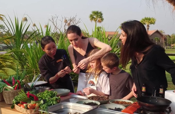 أنجلينا جولي تأكل وجبة من العقارب والحشرات (فيديو)