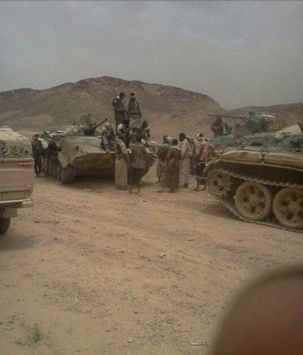بالصور: غنائم القبائل في مأرب من معارك ضد مليشيات الحوثي في جبهة مجزر