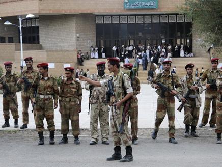 قوات من الفرقة أولى مدرع أمام القاعة الكبرى بجامعة صنعاء يوم الأ