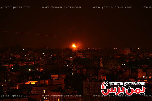 قصف سابق على الحصبة ويظهر احتراق مبنى طيران اليمنية (يمن برس - ا