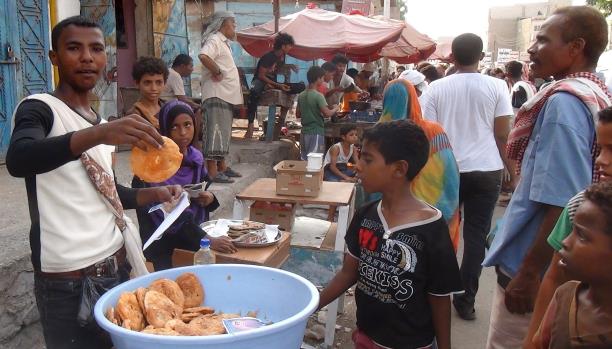 مدن اليمن المحررة تستعين بإيرادتها لتأمين الرواتب