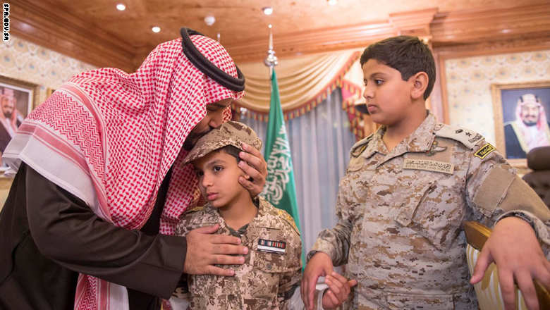 الأمير محمد بن سلمان يواسي أسرة العقيد عبدالله السهيان الذي قُتل في باب المندب (صور)