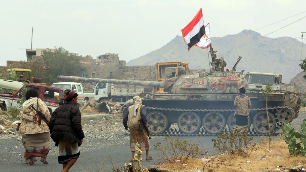 نجاة مسئولين عسكريين في قصف صاروخي للحوثيين على معسكر وعرض عسكري في تعز
