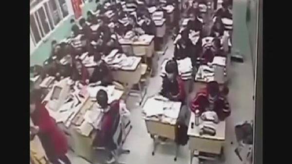 بالفيديو .. تلميذ صيني ينتحر أمام زملائه في الصف