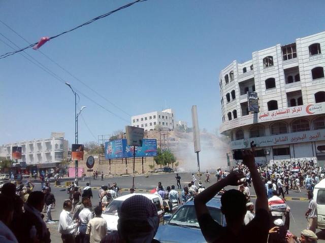 تعز: مسلحون يعتدون بالرصاص الحي والقنابل الغازية على مظاهرة ضخمة توجهت إلى معسكر قوات الأمن الخاصة (صور)