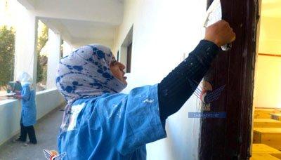 عاملات طلاء يرسمن صورة مختلفة للمرأة في اليمن