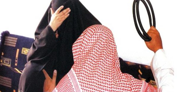 اعتداء جديد لرجل يركل امرأة في الشارع يثير الغضب في السعودية