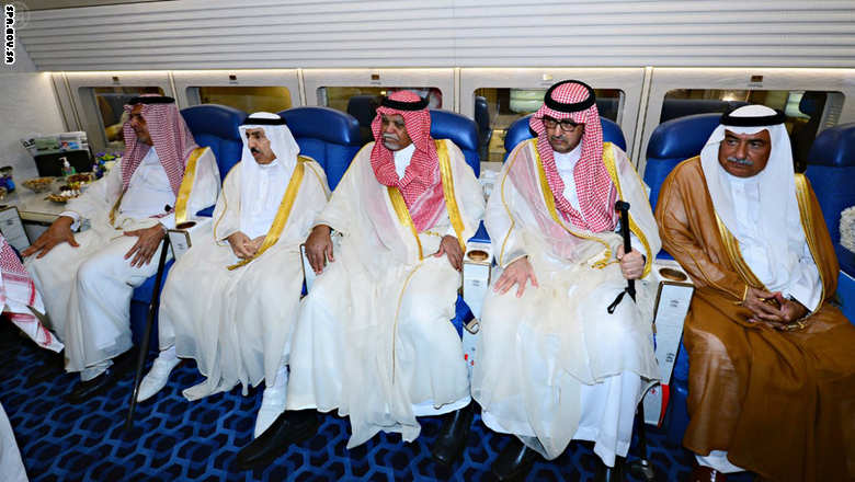 الأمير بندر بن سلطان ضمن مرافقي الملك عبدالله في زيارته الى مصر