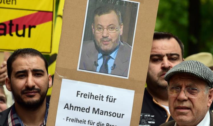 متظاهرون يتضامنون مع أحمد منصور أمام مقر احتجازه المؤقت في برلين