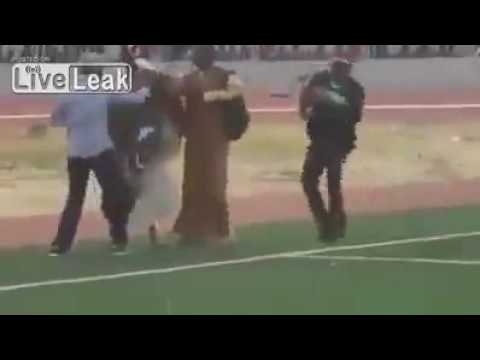 بسبب المشعوذين.. شجار عنيف في مباراة لكرة القدم بين فريقين في غانا (فيديو)