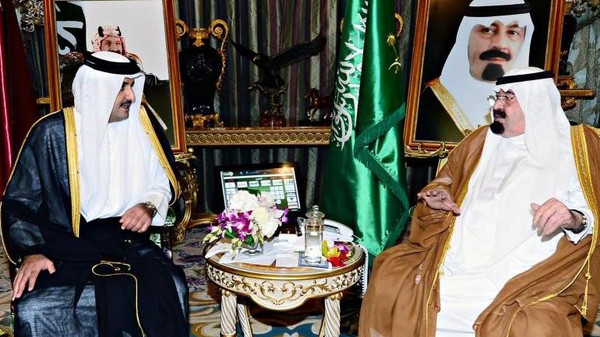 الملك عبدالله يستقبل أمير قطر في جدة (صورة)