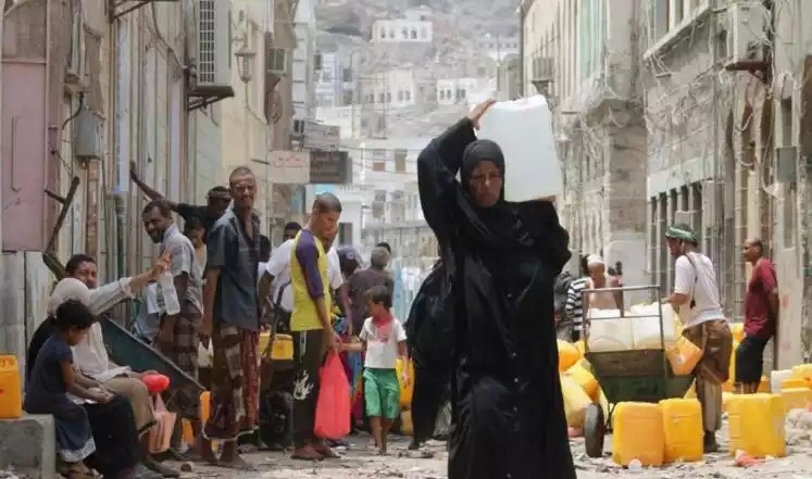 سكان مدينة عدن يتزاحمون على مصدر مياه للشرب يوم 19 يوليو/تموز 20
