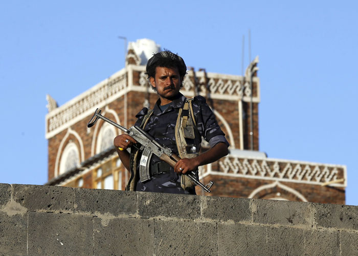 الحوثيون يتحركون دبلوماسيا لفك الحصار العسكري