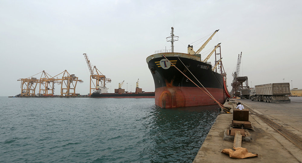 وصول شحنة جديدة من المشتقات النفطية إلى ميناء الحديدة