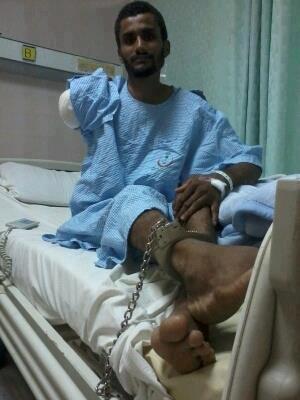  قوات الأمن السعودية تكبل يمني على سرير المستشفى بعد فقد ذراعيه .. والسبب؟