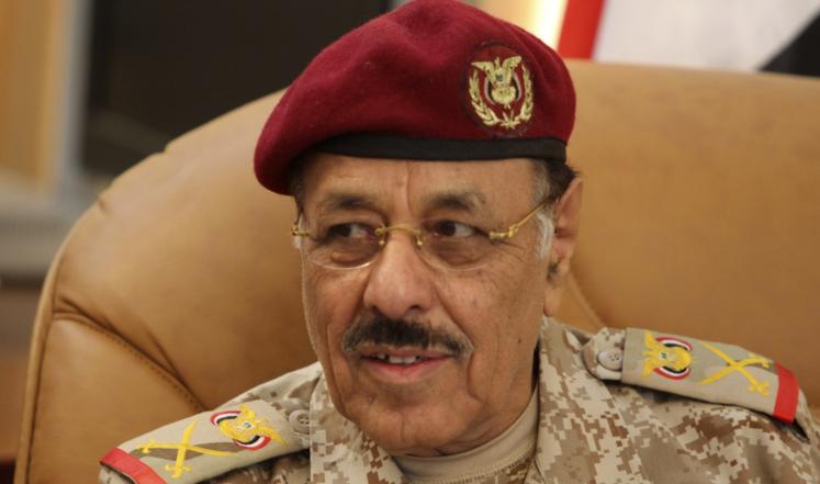 الجنرال علي محسن يتبرع بالأراضي المملوكة له كمقابر للحوثيين