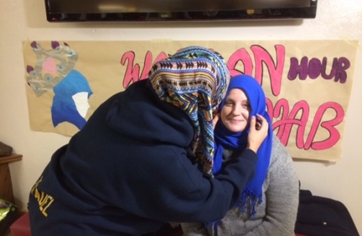 كنديات غير مسلمات يرتدين الحجاب تنديدا بالإسلاموفوبيا