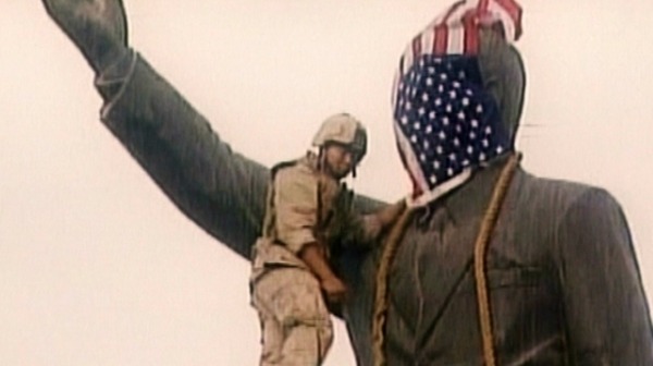 اتصال أدى إلى إنزال علم أمريكا بعد رفعه على تمثال صدام «فيديو»
