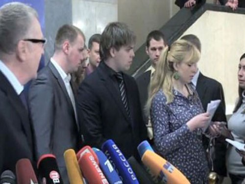 سياسي روسي يأمر مساعديه باغتصاب صحافية خلال مؤتمر صحافي