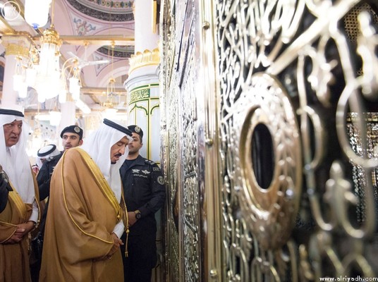 بالصور.. خادم الحرمين الملك سلمان يصل المدينة المنورة ويزور المسجد النبوي