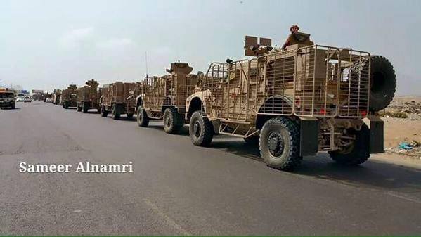 مدرعات عسكرية قدمتها قوات التحالف لعناصر المقاومة الشعبية في مدي