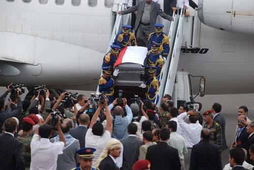 إنزال جثمان الفقيد عبدالعزيز عبدالغني من الطائرة بعد وصوله لمطار