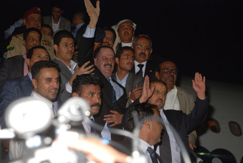 د. علي محمد مجور رئيس الوزراء لحظة نزوله من الطائرة القادمه من ا