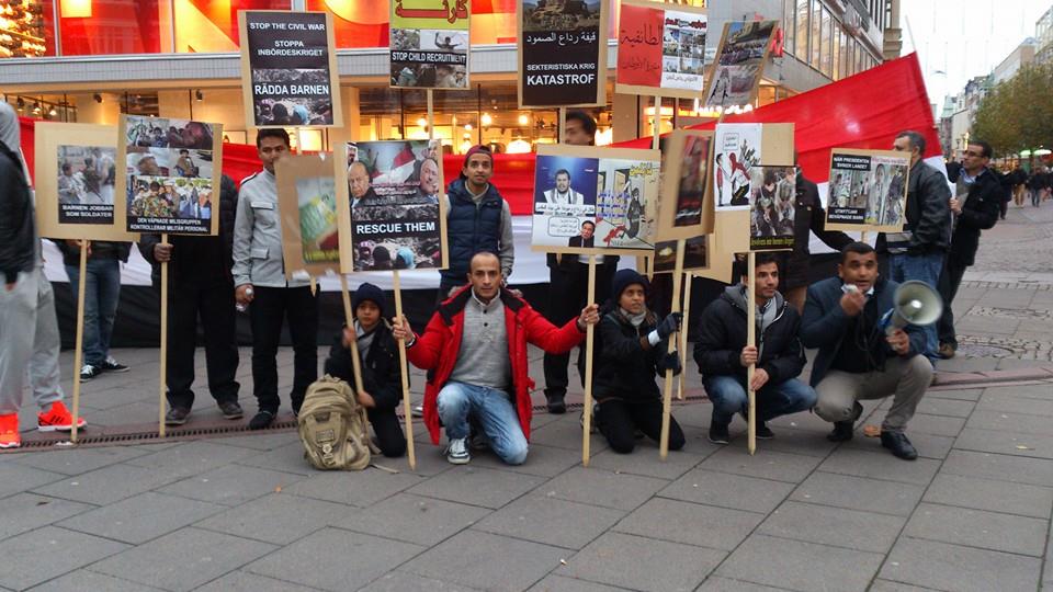 الجالية اليمنية في السويد تنفذ وقفة احتجاجية للمطالبة بوقف نزيف الدم اليمني وخروج المليشيات المسلحة من المدن