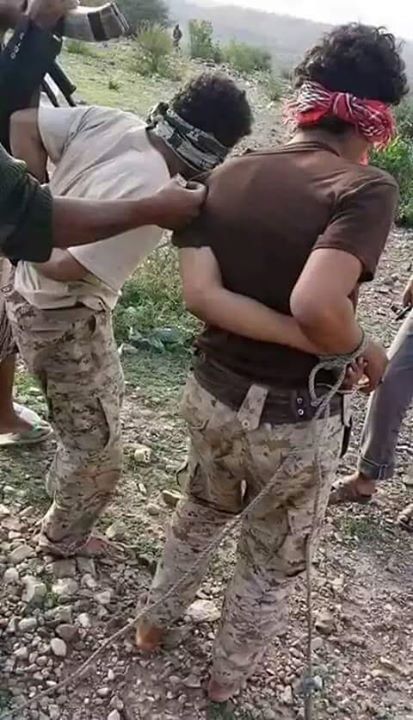 المقاومة الشعبية تقبض على اثنين من عناصر الحوثي كانا يحاولون الوصول إلى أحد المواقع بجبل صبر (صورة)