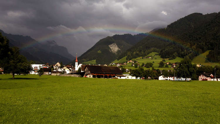 قرية سويسرية تعرض 25 ألف دولار لمن يعيش فيها