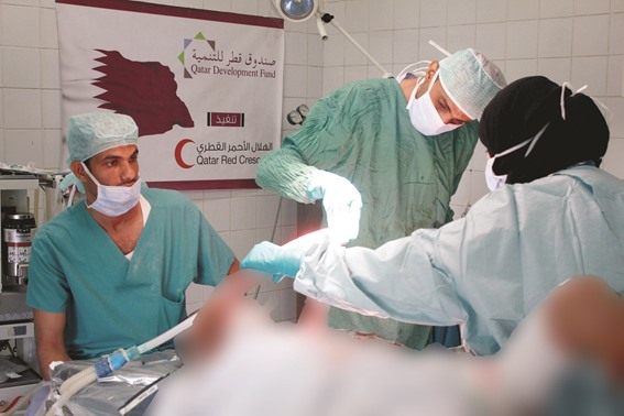 برنامج إغاثي قطري لعلاج الجرحى اليمنيين