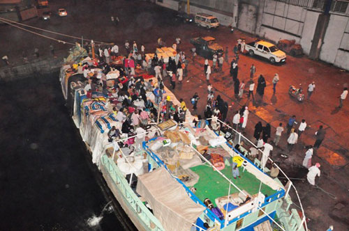ميناء المكلا ينقذ حياة قرابة مائة شخص من رحلة الموت ، ووزير النقل يوجه بالتوقيف (صور)