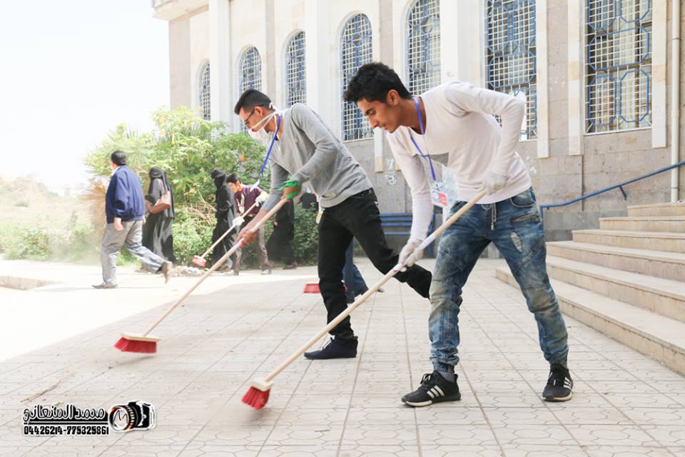 مبادرة «شباب نحن هنا» تدشن أنشطتها بحملة تنظيف جامعة إب