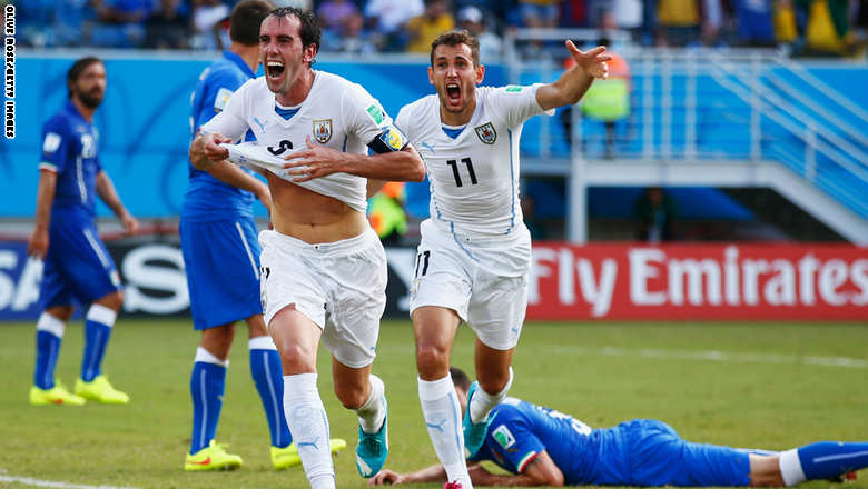 غودين يحتفل بهدفه الذي ضمن بطاقة التأهل لأوروغواي وأطاح بإيطاليا
