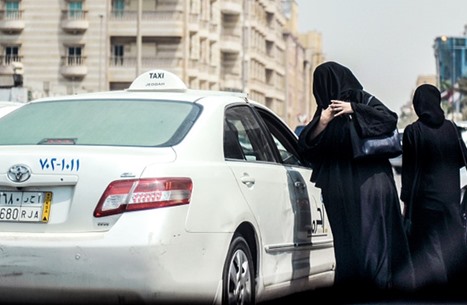 السماح للمرأة السعودية بقيادة سيارة أجرة تقل رجالاً