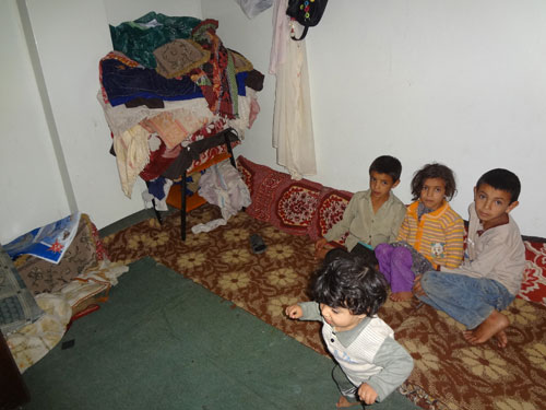 أسرة يمنية من 7 أفراد تسكن بغرفة واحدة، وتعاني من اصابة طفلتها بإعاقة بيدها ورجلها