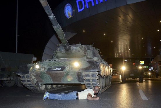 تعرف على حكاية الشاب التركي الذي ألقى بنفسه أمام دبابات الانقلاب الفاشل