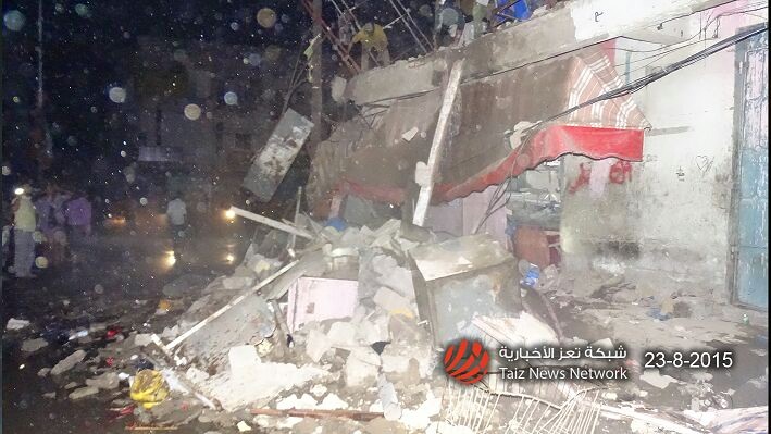 آثار الدمار الذي أحدثه قصف الحوثيين لمدينة تعز بصواريخ الكاتيوشا