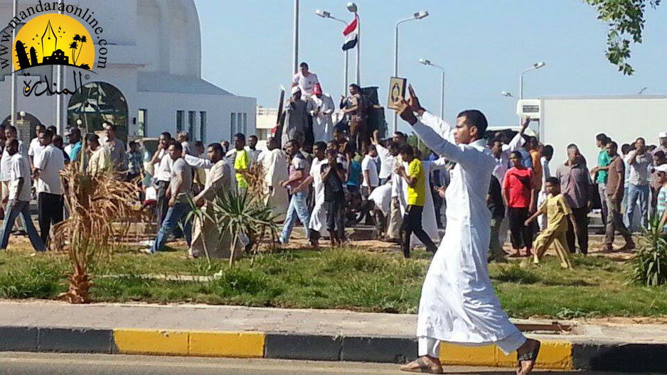  مظاهرة مؤيدة لـ«السيسي» تصل إلى جوار مدرعات الجيش وتتحول في دقائق إلى مؤيدة لـ«مرسي» ورابعة