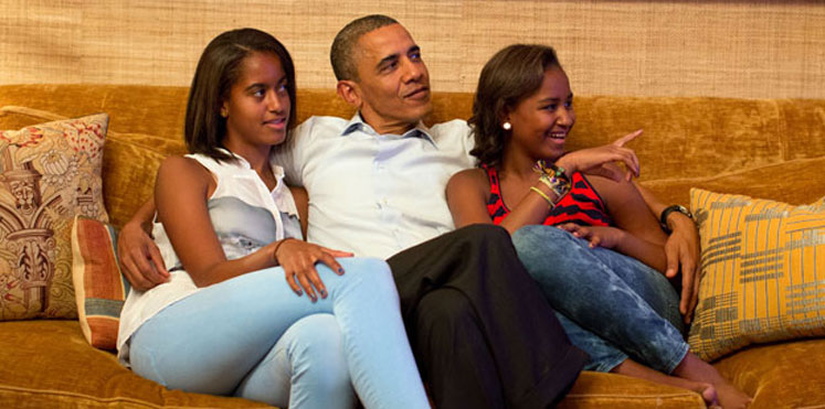 ابنتا أوباما تتجنبان نكات والدهما “السخيفة”