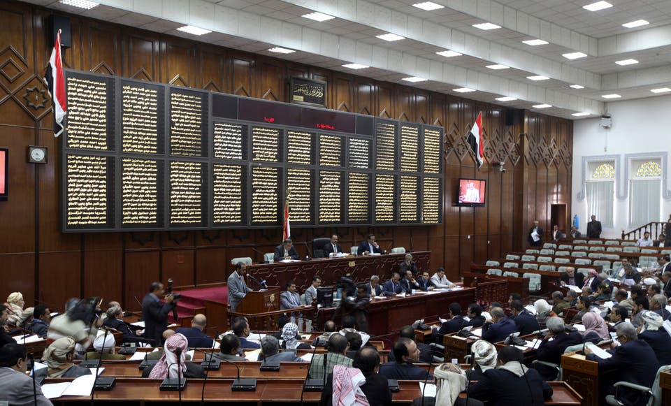 إجراءات حكومية لنقل 15 نائبًا برلمانيًا من صنعاء إلى المناطق المحررة