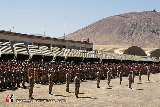 خبراء من وزارة الدفاع الأمريكية يعدون مع اللجنة العسكرية خطة لإعادة هيكلة الجيش اليمني